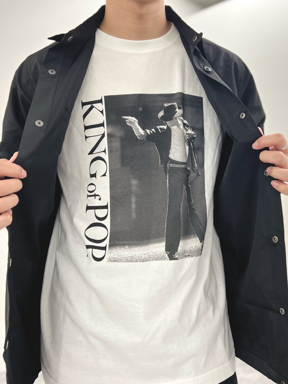 ブラック系のシャツ/ブラウス、ホワイト系のTシャツ/カットソーを着用したメンズの秋コーディネートの6枚目の写真