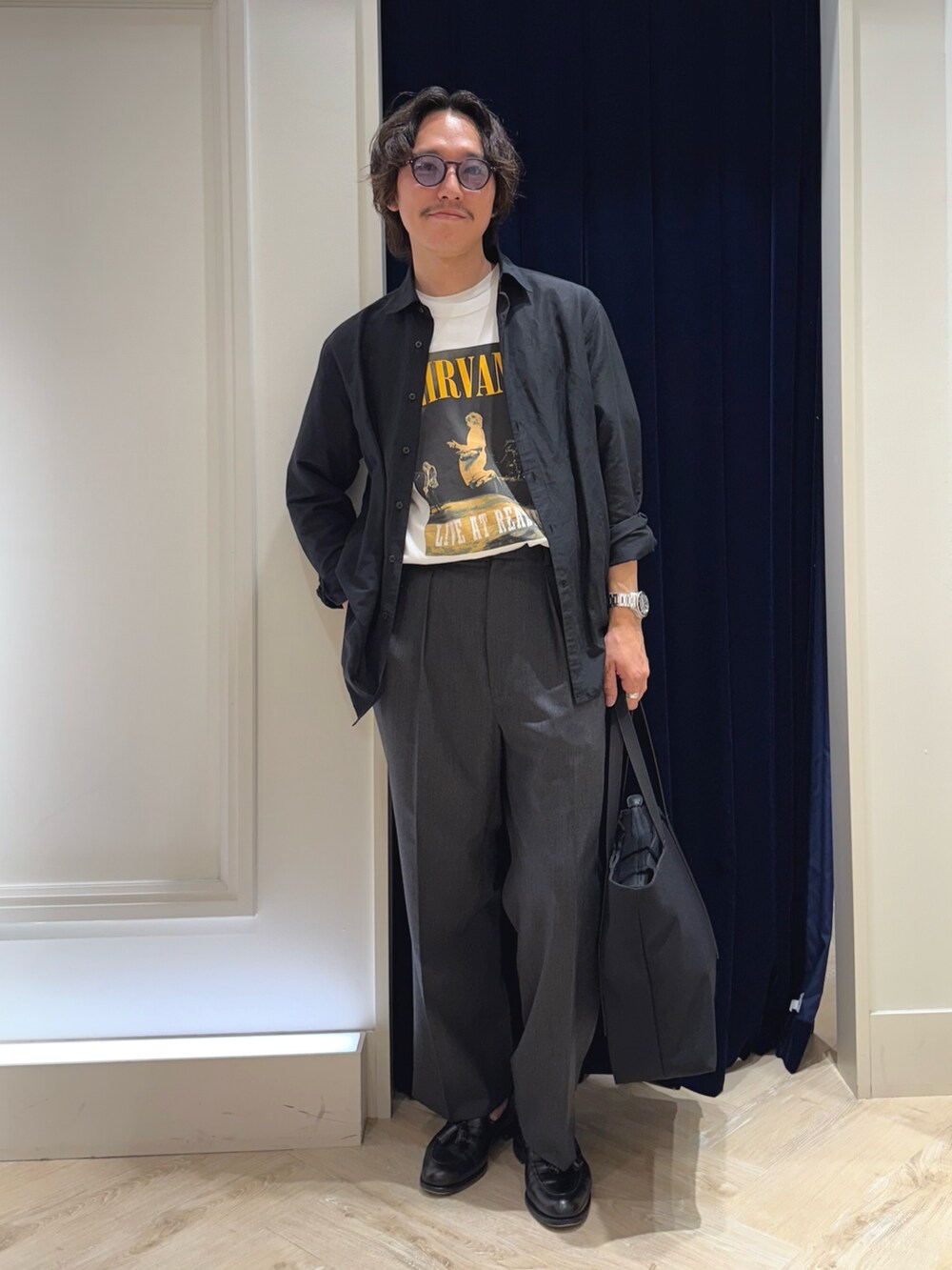 ホワイト系のTシャツ/カットソー、ブラック系のシャツ/ブラウス、ブラック系のトートバッグを着用したメンズの春コーディネートの3枚目の写真