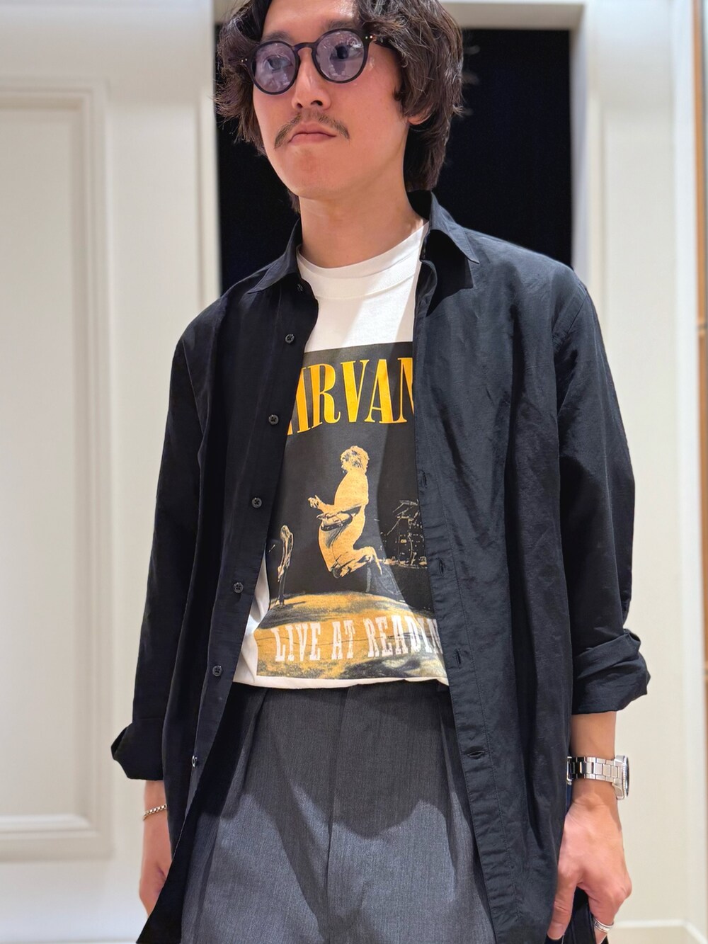 ホワイト系のTシャツ/カットソー、ブラック系のシャツ/ブラウス、ブラック系のトートバッグを着用したメンズの春コーディネートの8枚目の写真