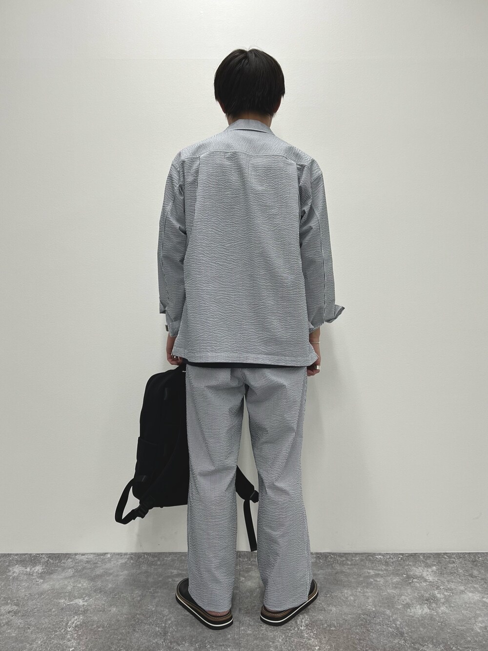 ホワイト系のシャツ/ブラウス、ホワイト系のその他パンツ、ブラック系のサンダルを着用したメンズの春コーディネートの4枚目の写真