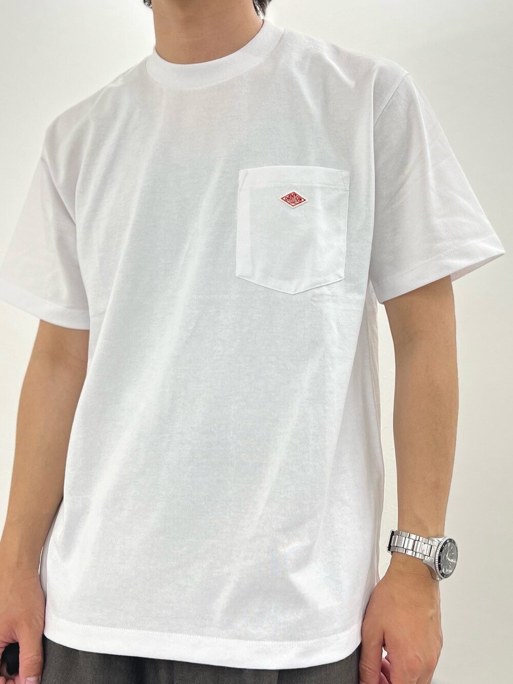 ホワイト系のTシャツ/カットソー、ブラック系のショルダーバッグ、ブラック系のサンダルを着用したメンズの春コーディネートの8枚目の写真