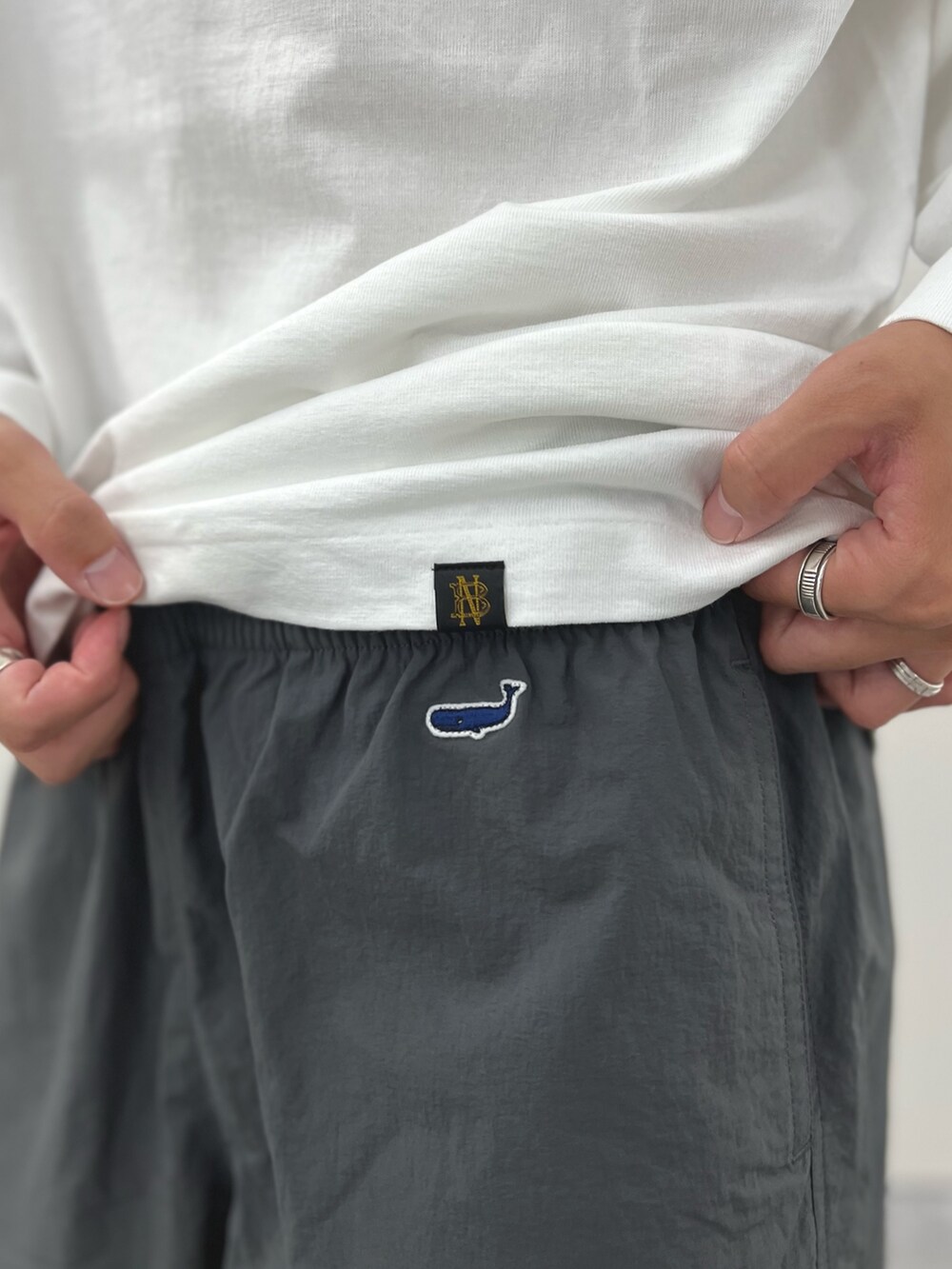 「フェススタイル、夏コーデ、ショートパンツ、サンダル、シンプル、ハーフパンツ、白Tシャツ、休日スタイル、休日コーデ、Tシャツ、シンプルスタイル、フットボールTシャツ」｜「NOLLEY’Sの《水陸両用》クジラ バーサタイルナイロンショーツ（その他パンツ、グレー系）」を使った、nishiokaさん（メンズ・169cm）の夏コーディネートの7枚目の写真