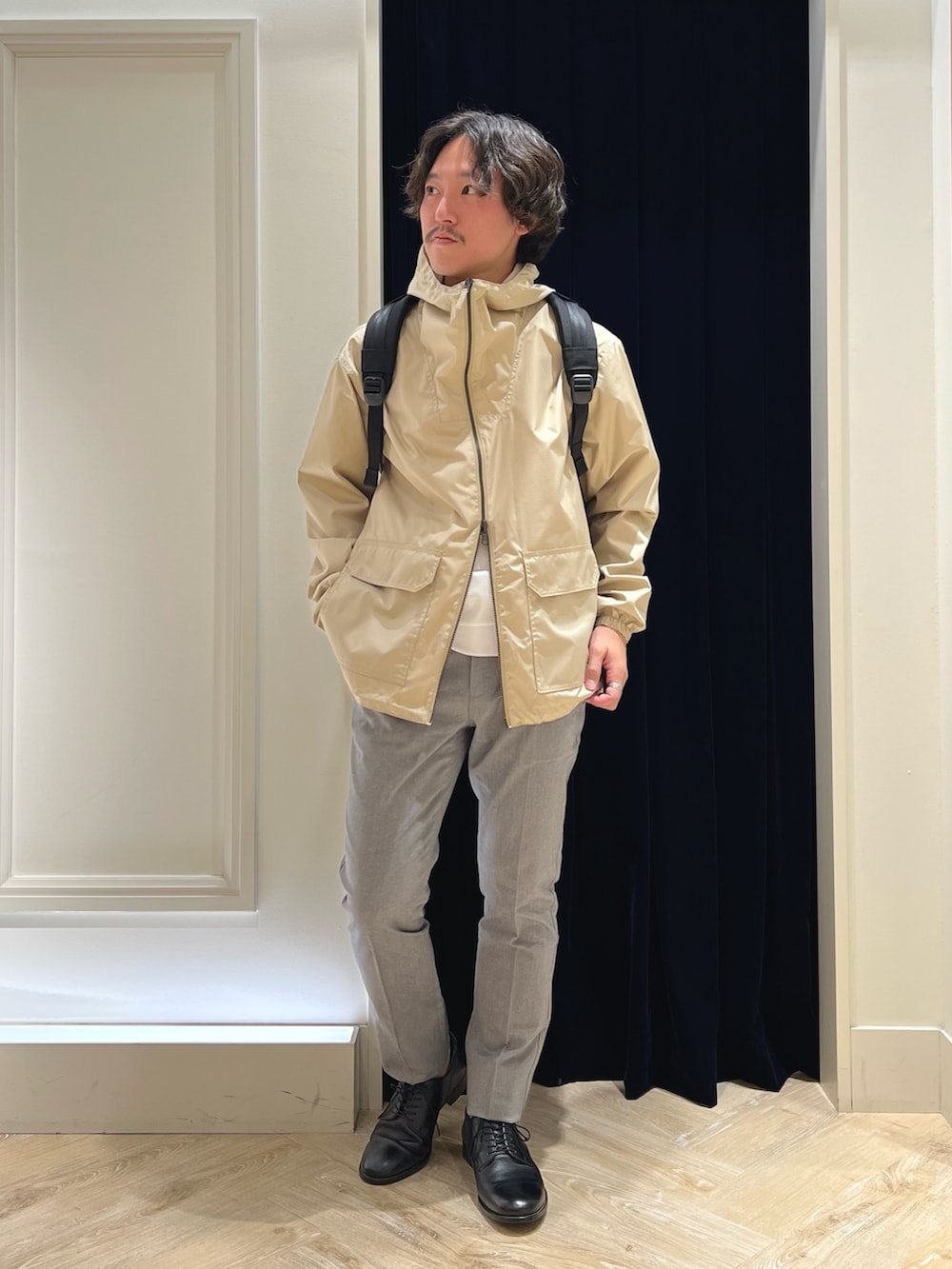 ベージュ系のブルゾン、グレー系のチノパンツ、ホワイト系のTシャツ/カットソーを着用したメンズの春コーディネートの2枚目の写真