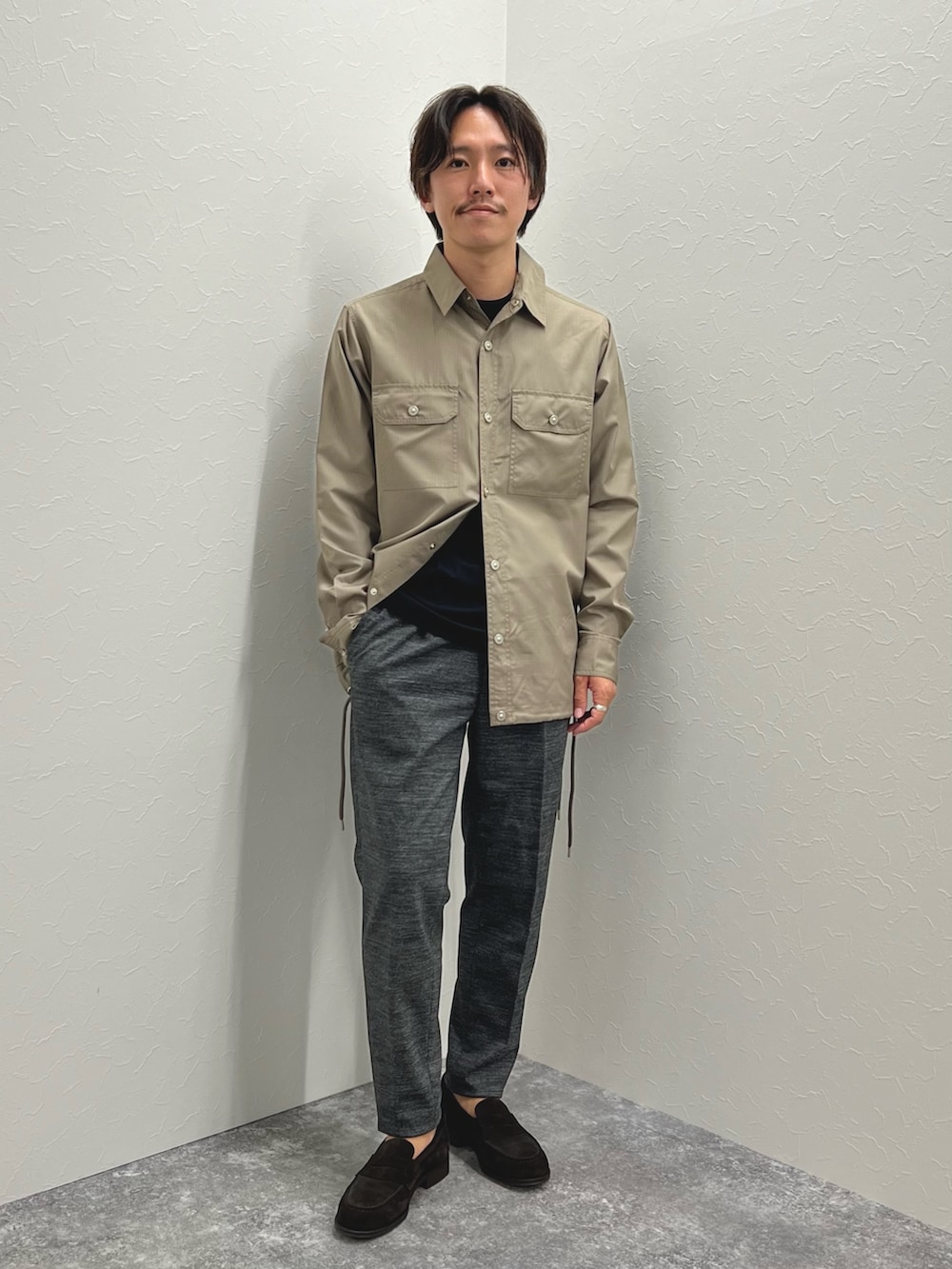 グリーン系のシャツ/ブラウス、ブラック系のTシャツ/カットソー、グレー系のその他パンツを着用したメンズの秋コーディネートの3枚目の写真