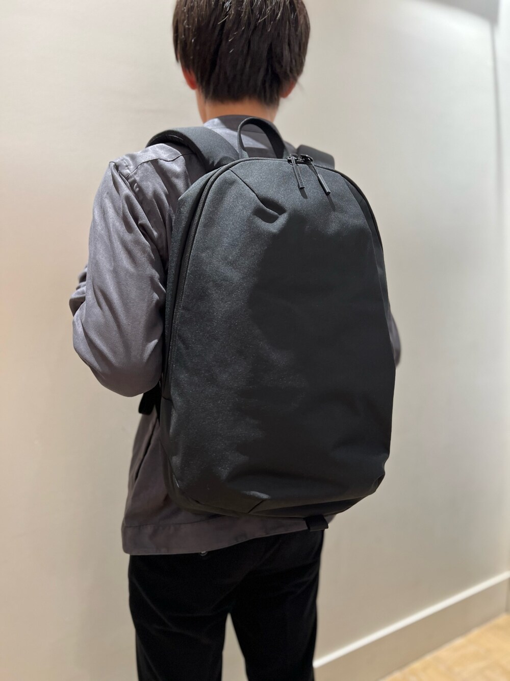 グレー系のシャツ/ブラウス、グレー系のTシャツ/カットソー、ブラック系のその他パンツを着用したメンズの秋コーディネートの8枚目の写真