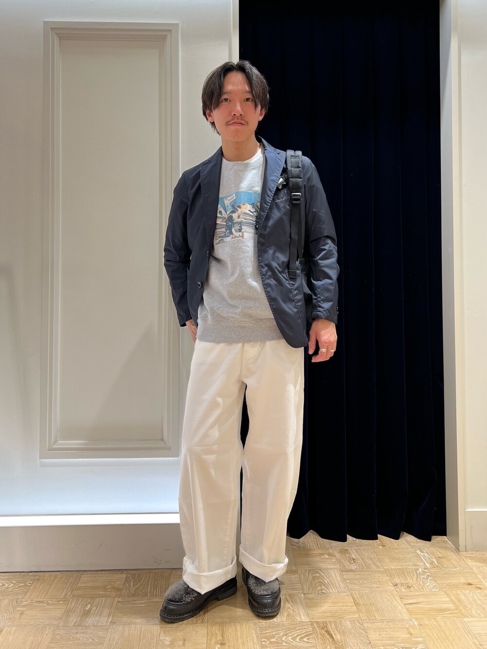 グレー系のスウェット、ブルー系のテーラードジャケット、ホワイト系のデニムパンツを着用したメンズの冬コーディネートの2枚目の写真