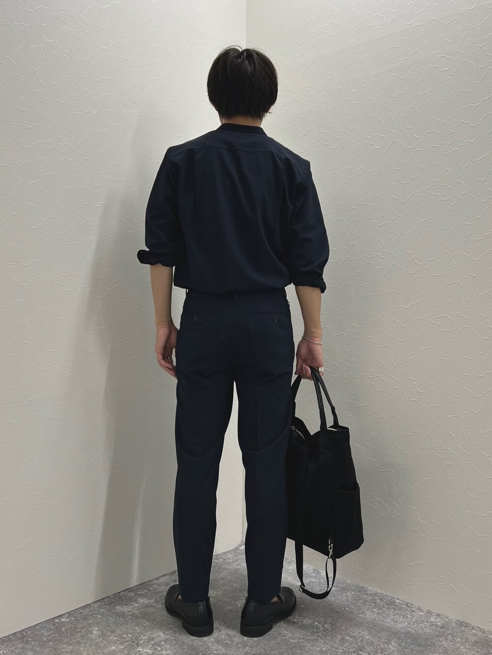 ブルー系のシャツ/ブラウス、ブルー系のその他パンツ、ホワイト系のTシャツ/カットソーを着用したメンズの夏コーディネートの6枚目の写真