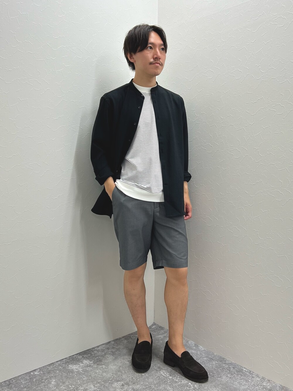ブラック系のシャツ/ブラウス、ホワイト系のTシャツ/カットソー、グレー系のその他パンツを着用したメンズの夏コーディネートの4枚目の写真