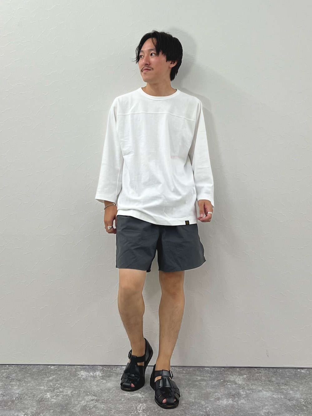 「フェススタイル、夏コーデ、ショートパンツ、サンダル、シンプル、ハーフパンツ、白Tシャツ、休日スタイル、休日コーデ、Tシャツ、シンプルスタイル、フットボールTシャツ」｜「NOLLEY’Sの《水陸両用》クジラ バーサタイルナイロンショーツ（その他パンツ、グレー系）」を使った、nishiokaさん（メンズ・169cm）の夏コーディネートの3枚目の写真
