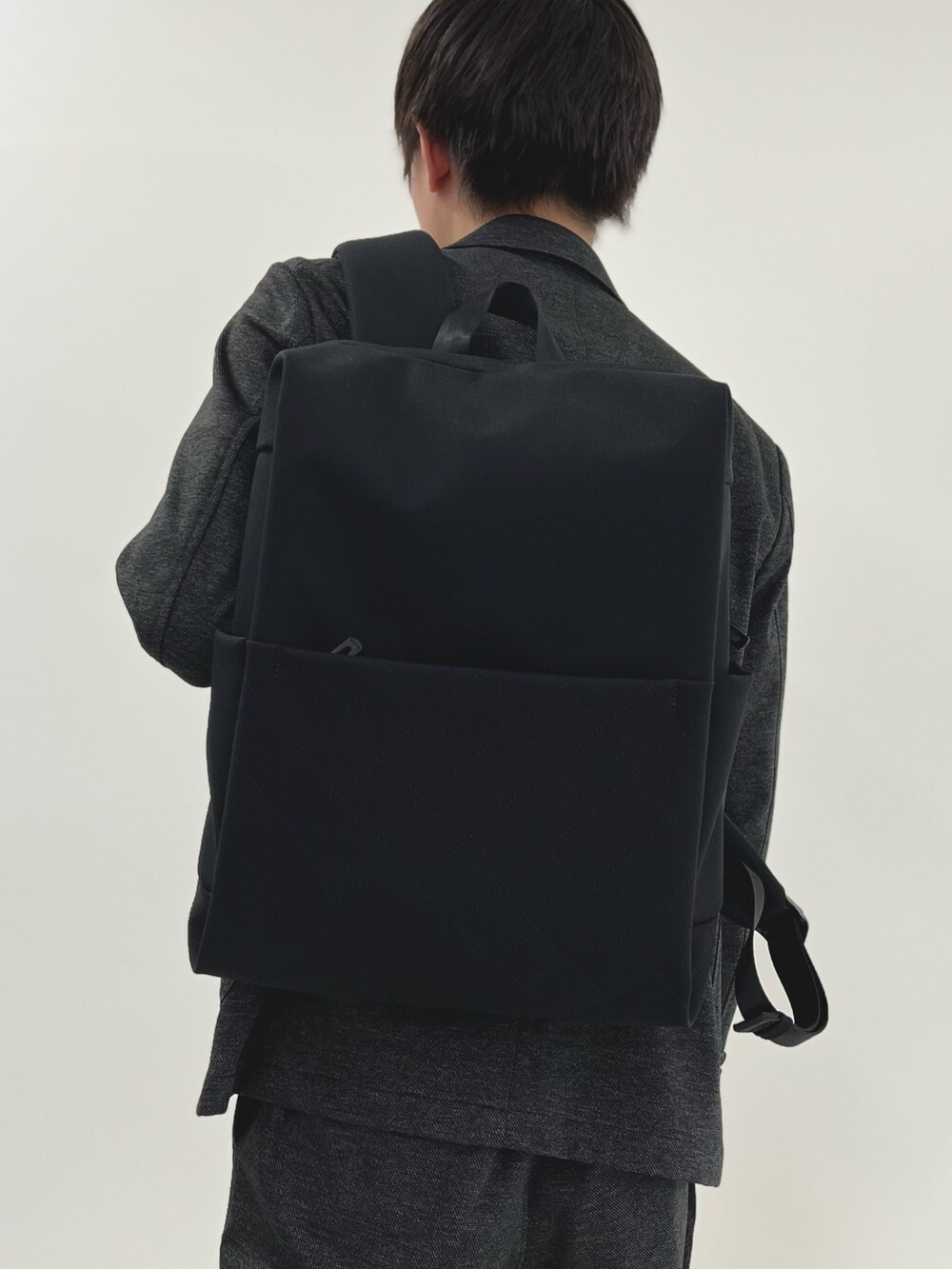 グレー系のテーラードジャケット、グレー系のTシャツ/カットソー、グレー系のその他パンツを着用したメンズの春コーディネートの6枚目の写真