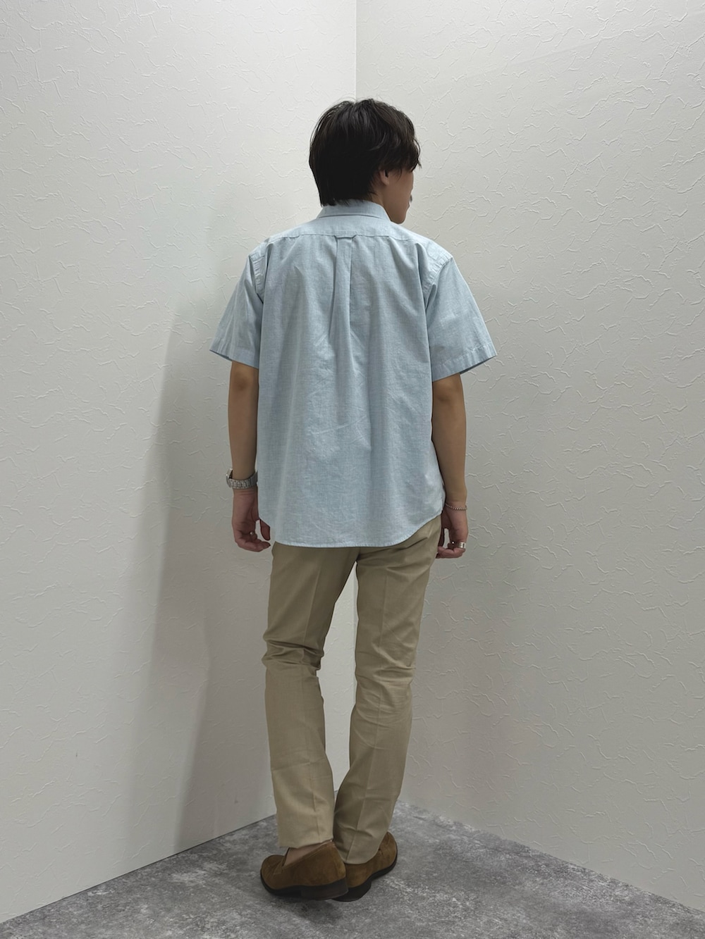 グリーン系のシャツ/ブラウス、グレー系のTシャツ/カットソー、ベージュ系のチノパンツを着用したメンズの夏コーディネートの5枚目の写真