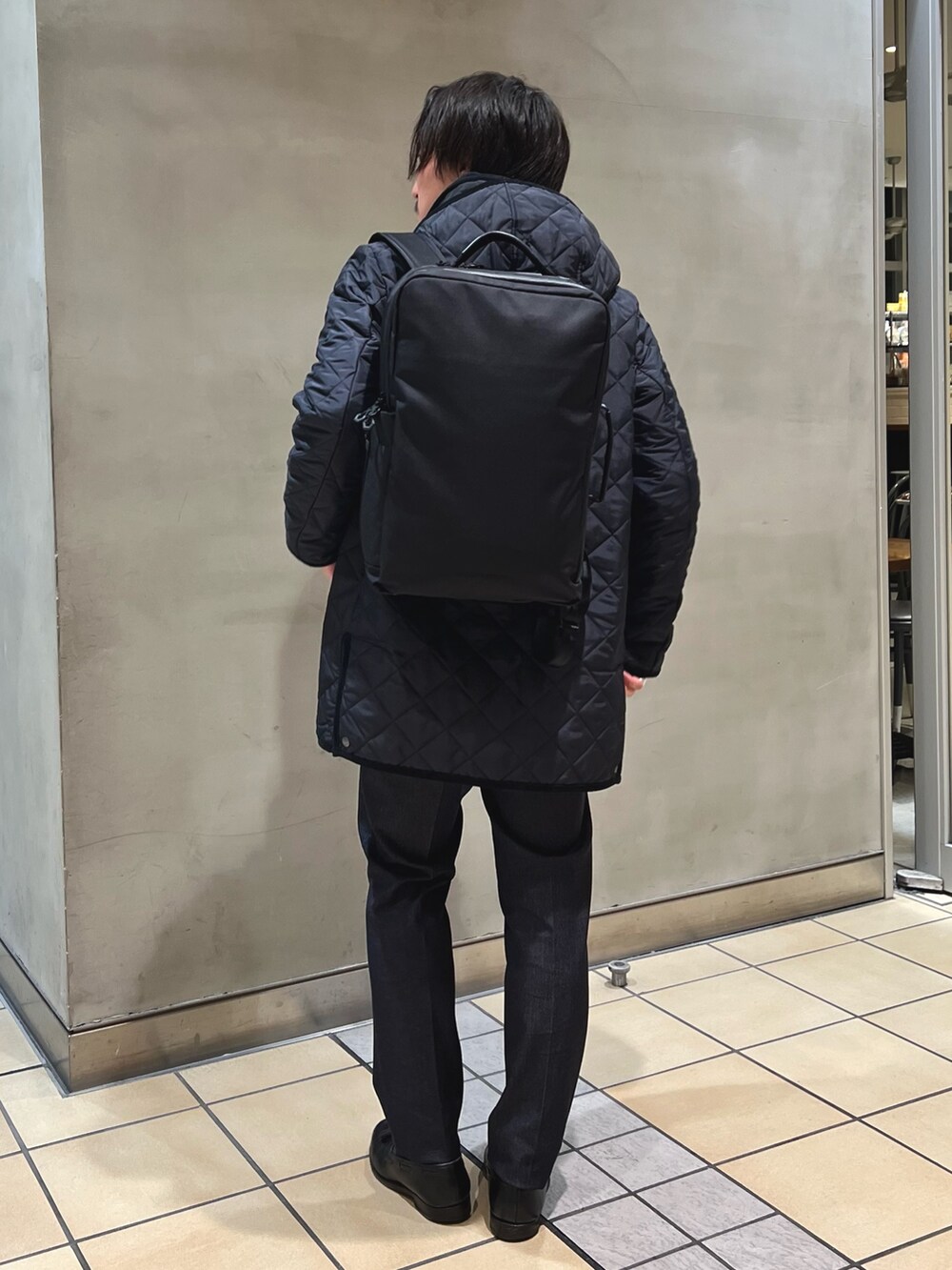 ブルー系のブルゾン、ブルー系のその他パンツ、ブルー系のテーラードジャケットを着用したメンズの秋コーディネートの6枚目の写真