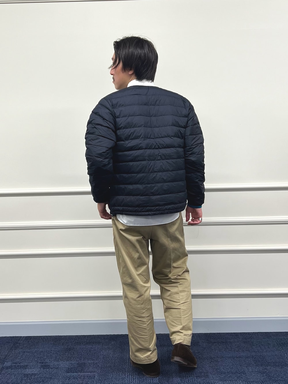 ブラック系のダウンジャケット/コート、ブルー系のスウェット、ホワイト系のシャツ/ブラウスを着用したメンズの秋コーディネートの7枚目の写真