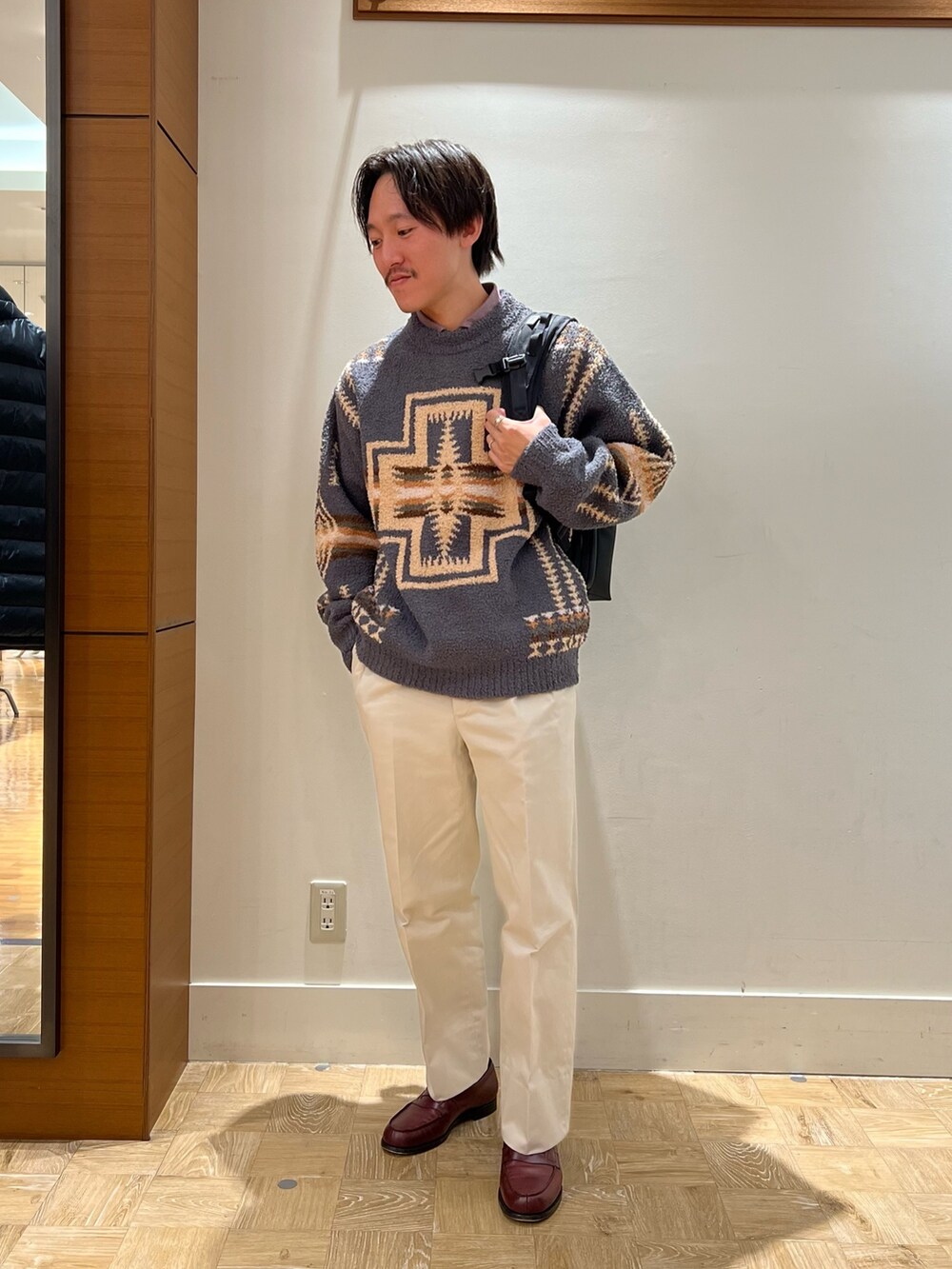 グレー系のスウェット、レッド系のシャツ/ブラウス、ブラック系のバックパック/リュックを着用したメンズの秋コーディネートの2枚目の写真