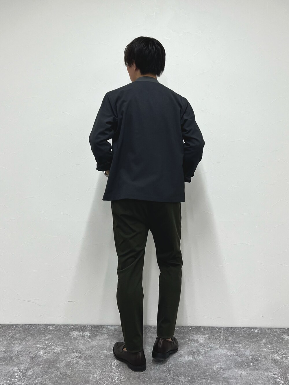 グレー系のブルゾン、ホワイト系のTシャツ/カットソー、グリーン系のその他パンツを着用したメンズの夏コーディネートの5枚目の写真