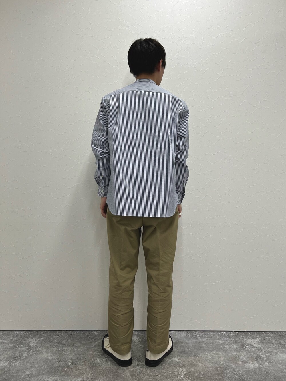 ブルー系のシャツ/ブラウス、ブラック系のTシャツ/カットソーを着用したメンズの春コーディネートの5枚目の写真