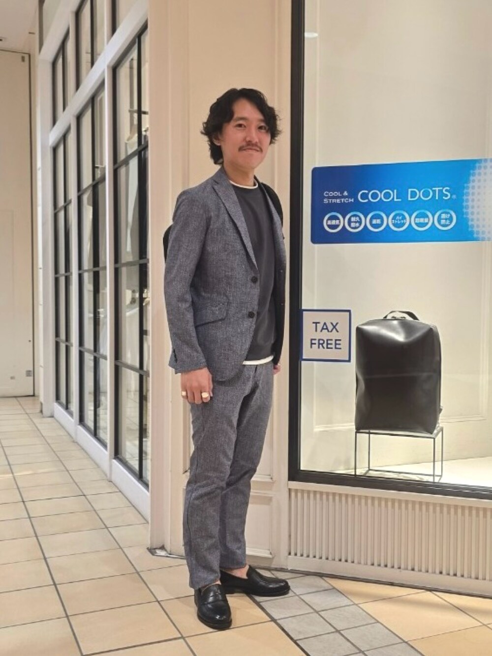 グレー系のTシャツ/カットソー、ブルー系のテーラードジャケット、ブルー系のその他パンツを着用したメンズの春コーディネートの2枚目の写真