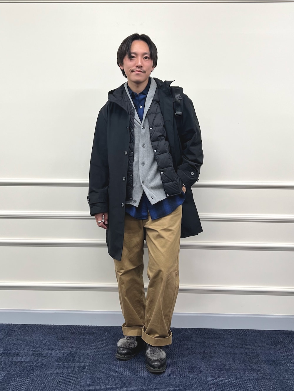 ブラック系のその他アウター、ブルー系のシャツ/ブラウス、グレー系のカーディガン/ボレロを着用したメンズの冬コーディネートの3枚目の写真