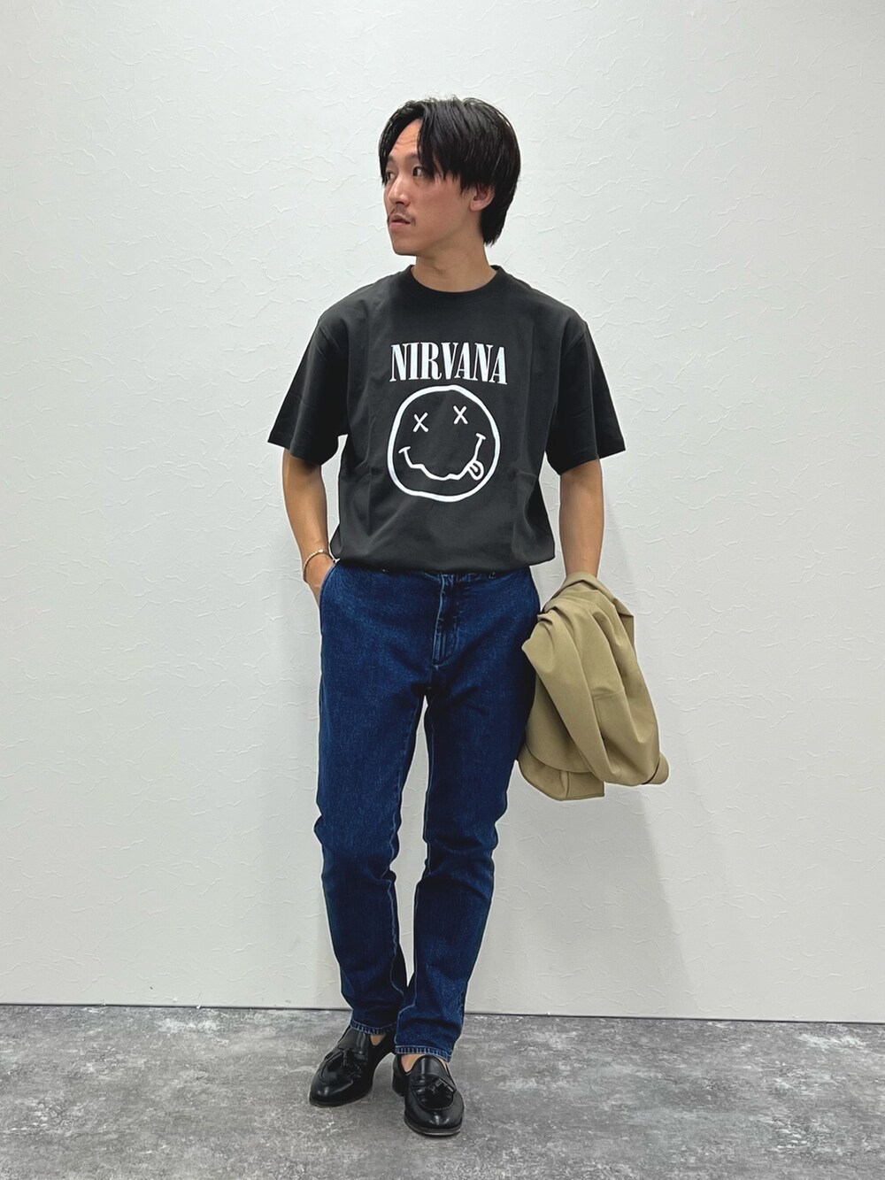 ベージュ系のシャツ/ブラウス、ブラック系のTシャツ/カットソー、ブルー系のデニムパンツを着用したメンズの夏コーディネートの4枚目の写真
