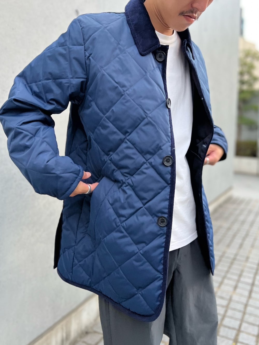 グレー系のその他パンツ、ブルー系のダウンジャケット/コートを着用したメンズの夏コーディネートの3枚目の写真