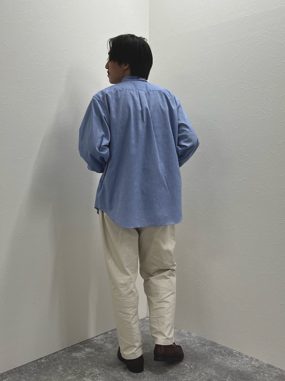 ブルー系のシャツ/ブラウス、グレー系のTシャツ/カットソー、ブラウン系のローファーを着用したメンズの夏コーディネートの8枚目の写真