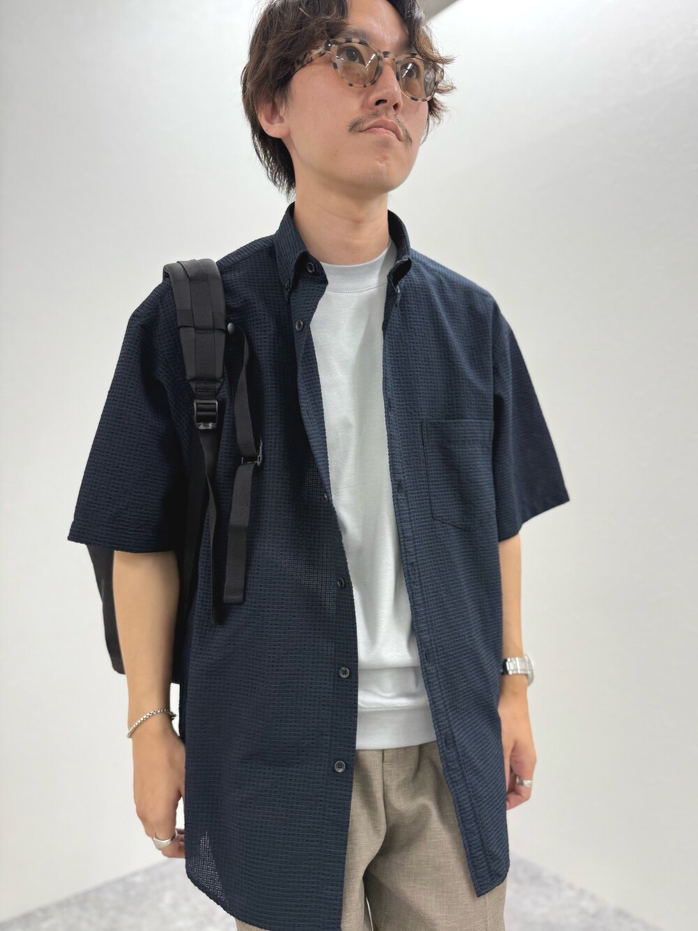 ブルー系のシャツ/ブラウス、グレー系のTシャツ/カットソー、ベージュ系のその他パンツを着用したメンズの夏コーディネートの8枚目の写真