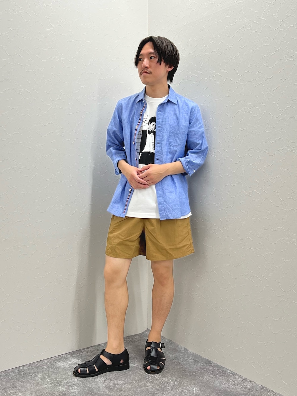 「淡色コーデ、春夏コーデ、シャツスタイル、休日スタイル、シンプルコーデ、グルカサンダル、夏コーデ、カジュアルコーデ、ショートパンツ、ショーツ、バンドT、サンダル、リネン」｜「NOLLEY’Sのリネンブレンド パラシュートボタン 7分袖シャツ（シャツ/ブラウス、ブルー系）」を使った、nishiokaさん（メンズ・169cm）の春コーディネートの2枚目の写真