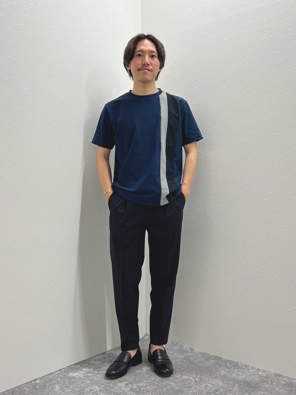 ブラック系のTシャツ/カットソー、ブラック系のその他パンツを着用したメンズの夏コーディネートの2枚目の写真