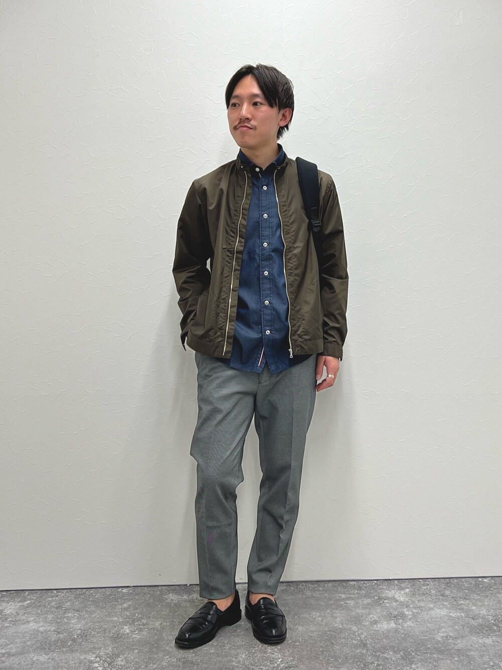 ブラウン系のシャツ/ブラウス、ブルー系のシャツ/ブラウス、グレー系のその他パンツを着用したメンズの冬コーディネートの2枚目の写真