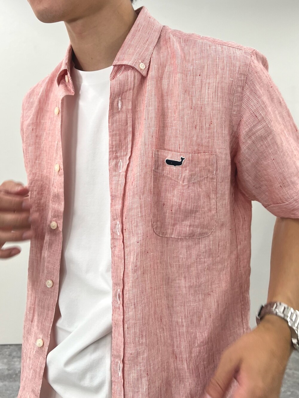 レッド系のシャツ/ブラウス、ホワイト系のTシャツ/カットソー、グレー系のその他パンツを着用したメンズの夏コーディネートの8枚目の写真