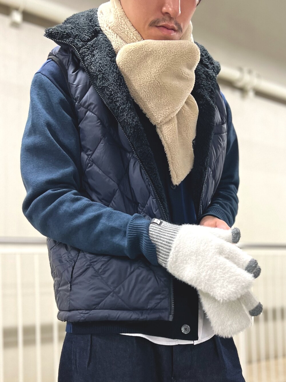 「ファッションを楽しもう、お出かけコーデ、ダウンベスト、デニム、きれいめカジュアル、ニット、冬コーデ、キルティング、マフラーぐるぐる、レイヤードスタイル、オトナカジュアル、休日コーデ、カジュアル、ダウン、ボア」|「TAIONの【TAION/タイオン】別注リバーシブル ダウン×ボアベスト(ダウンベスト、ブルー系)」を使った、nishiokaさん(メンズ・169cm)の秋コーディネートの3枚目の写真