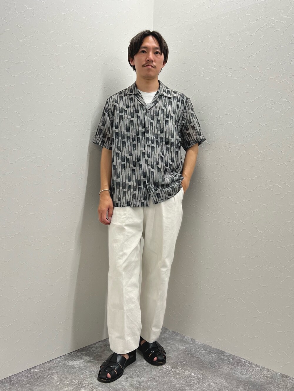 「夏だ！Tシャツ着よう！、夏コーデ、レイヤードスタイル、サンダル、柄シャツ、休日スタイル、Tシャツ、モノトーン、カジュアル、カジュアルコーデ、春夏コーデ、プリントT、グルカサンダル、オープンカラーシャツ、リラックススタイル」｜「NOLLEY’Sの総柄オープンカラーメッシュシャツ（シャツ/ブラウス、グレー系）」を使った、nishiokaさん（メンズ・169cm）の夏コーディネートの4枚目の写真