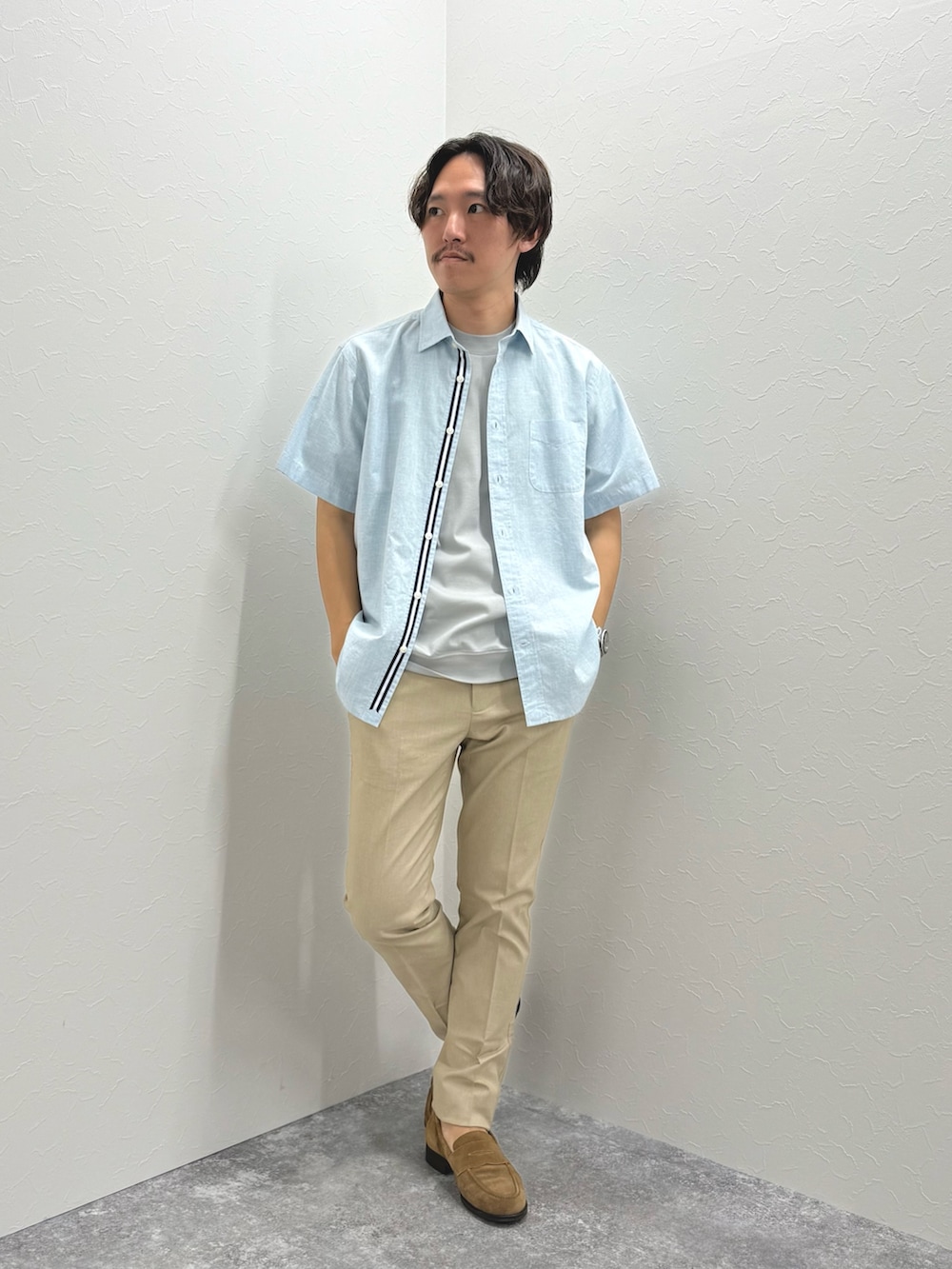 グリーン系のシャツ/ブラウス、グレー系のTシャツ/カットソー、ベージュ系のチノパンツを着用したメンズの夏コーディネートの2枚目の写真