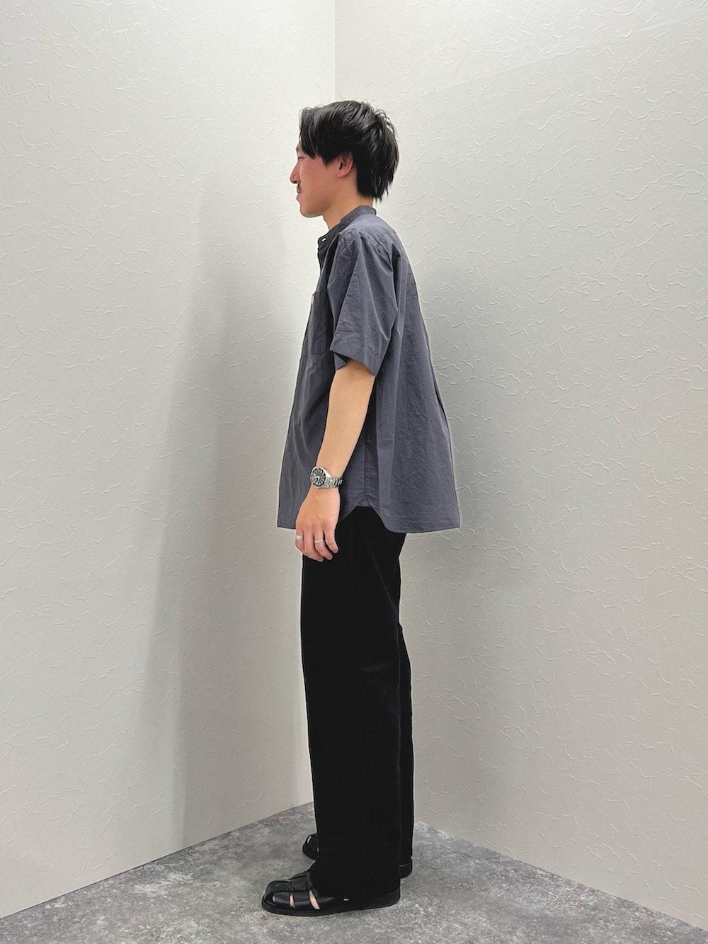 グレー系のシャツ/ブラウス、ブラック系のサンダル、ブラック系のその他パンツを着用したメンズの春コーディネートの4枚目の写真