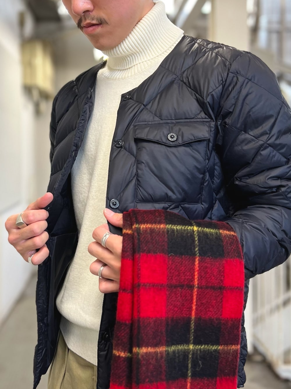「レイヤードスタイル、冬アウター、チェック、休日スタイル、クリスマスに着たい服、赤、お出かけコーデ、マフラー、きれいめカジュアル、タートルネック、ダウンジャケット、オトナカジュアル、カジュアル、カジュアルコーデ、冬コーデ」｜「NOLLEY'S goodmanのR/Sウールカシミヤマフラー30（マフラー、レッド系）」を使った、nishiokaさん（メンズ・169cm）の冬コーディネートの5枚目の写真