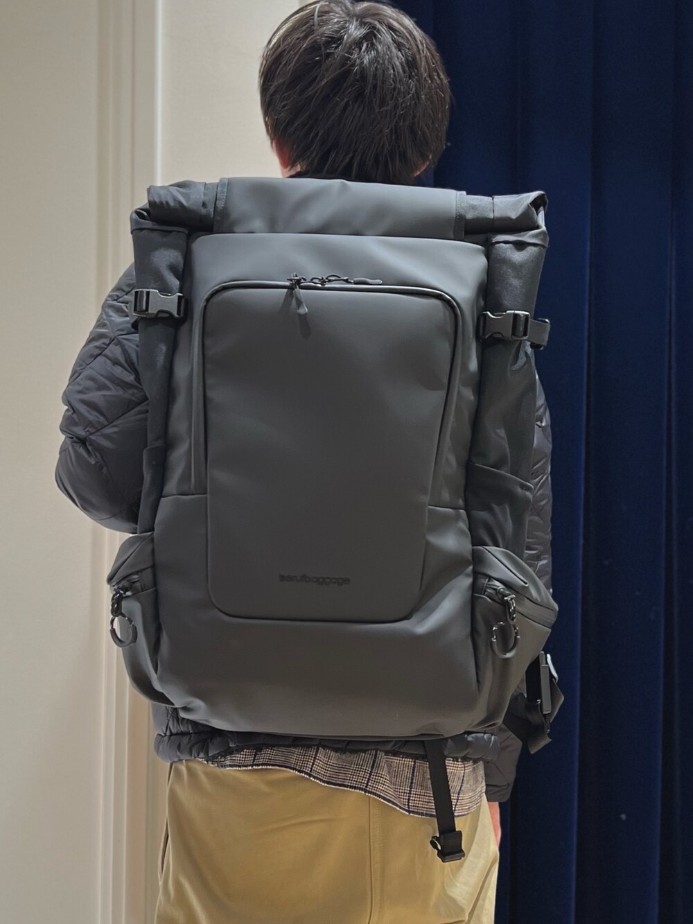 ブラック系のダウンジャケット/コート、ブラック系のシャツ/ブラウス、ブラック系のバックパック/リュックを着用したメンズの冬コーディネートの6枚目の写真