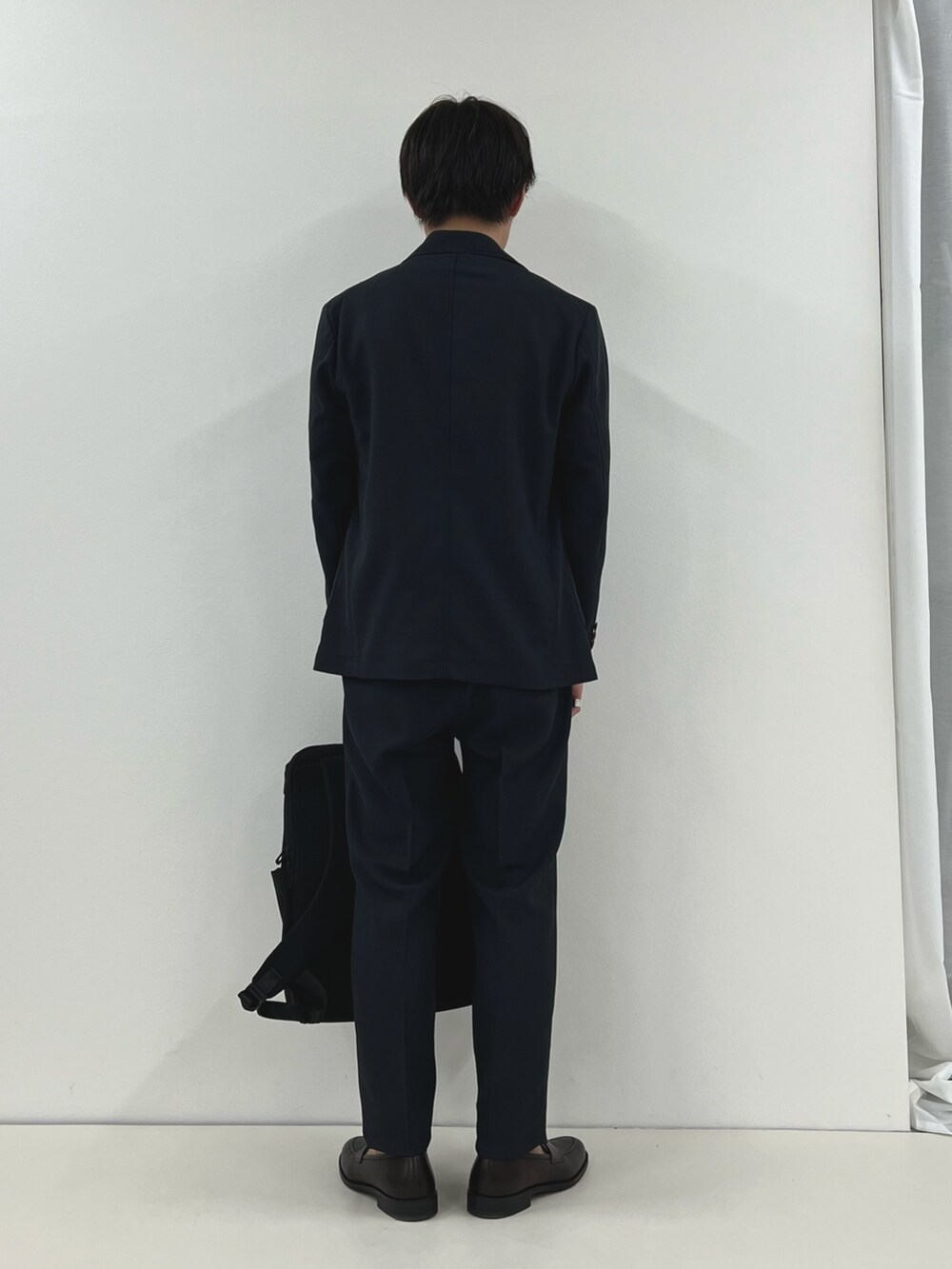 ブルー系のテーラードジャケット、ホワイト系のTシャツ/カットソー、ブルー系のその他パンツを着用したメンズの春コーディネートの5枚目の写真