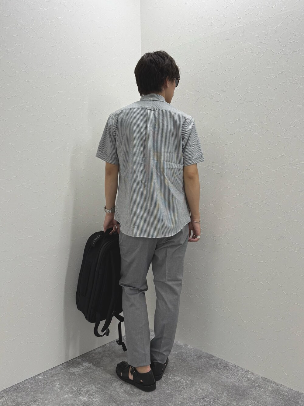 「サングラス、モノトーン、シャツスタイル、黒Tシャツ、Tシャツ、お出かけコーデ、淡色コーデ、きれいめカジュアル、レイヤードスタイル、シンプルコーデ、夏コーデ、半袖シャツ、夏、カジュアル、バッグ」|「NOLLEY’Sの【PrimeFlex DotAir】《吸水速乾》ストレッチ クジラ BD S/S 25SS(シャツ/ブラウス、グレー系)」を使った、nishiokaさん(メンズ・169cm)の春コーディネートの6枚目の写真