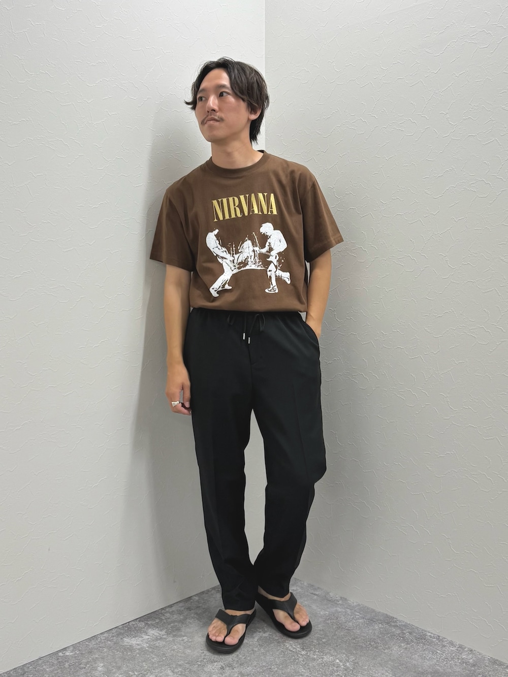 ブラウン系のTシャツ/カットソー、ブラック系のその他パンツ、ブラック系のサンダルを着用したメンズの夏コーディネートの2枚目の写真