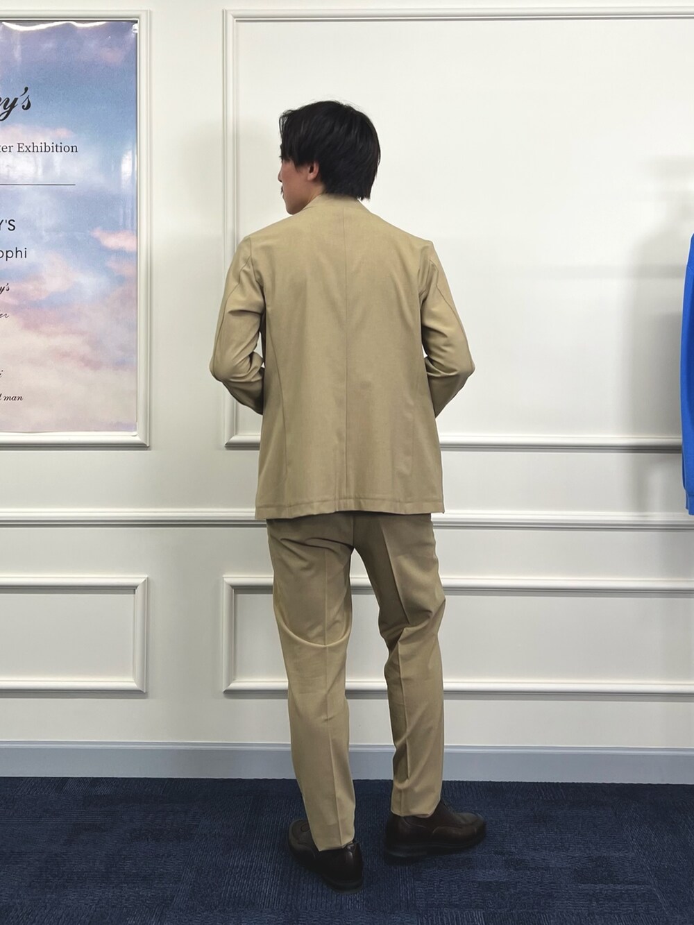 ベージュ系のテーラードジャケット、ブルー系のTシャツ/カットソー、ベージュ系のその他パンツを着用したメンズの夏コーディネートの7枚目の写真