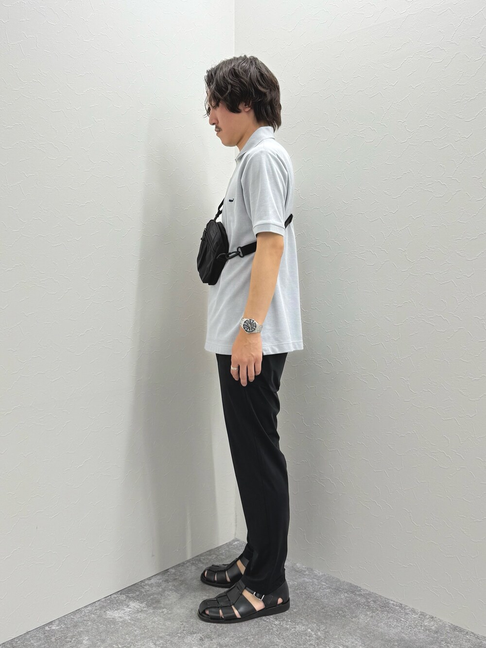 「大人カジュアル、モノトーン、春夏コーデ、シンプルコーデ、きれいめカジュアル、休日スタイル、お出かけコーデ、ショルダーバッグ、ポロシャツ、カジュアル、カジュアルコーデ、夏、夏コーデ、リラックススタイル」｜「NOLLEY’Sの【WEB限定】《ビジカジ対応》クジラ刺繍 ドライカノコ ユーティリティポロ 25SS（ポロシャツ、グレー系）」を使った、nishiokaさん（メンズ・169cm）の春コーディネートの5枚目の写真