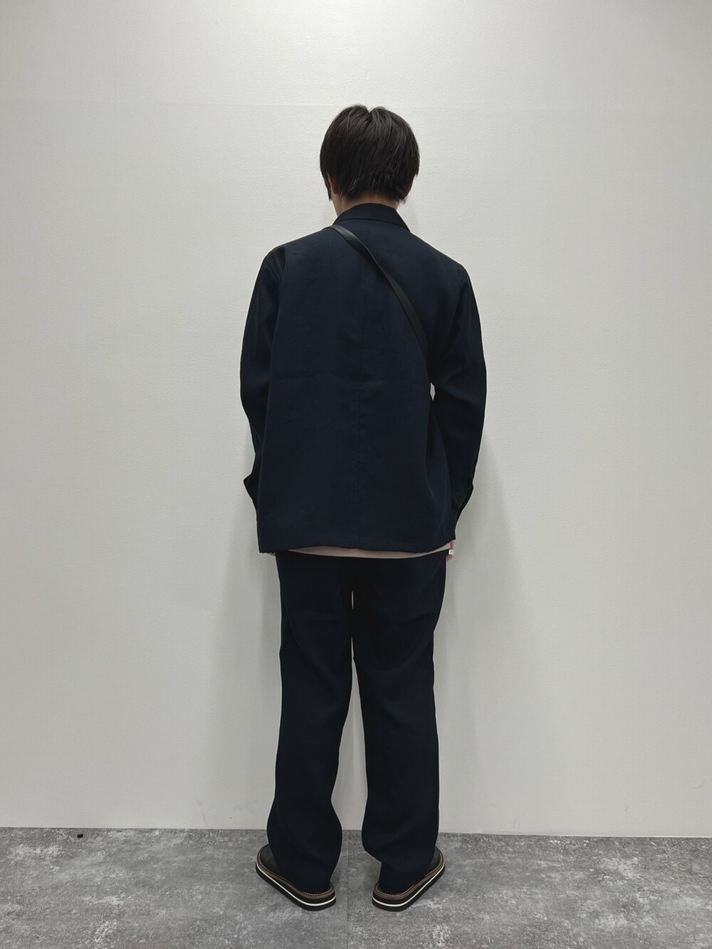 ブルー系のシャツ/ブラウス、ピンク系のTシャツ/カットソー、ブラック系のショルダーバッグを着用したメンズの春コーディネートの4枚目の写真