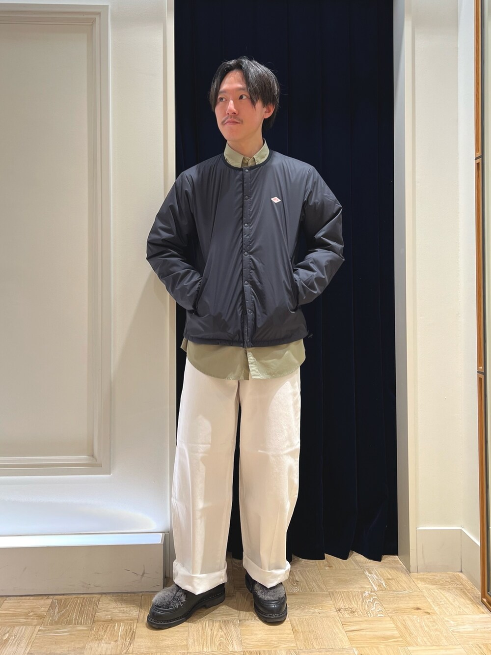 ブラック系のブルゾン、グリーン系のシャツ/ブラウス、グリーン系のショルダーバッグを着用したメンズの冬コーディネートの2枚目の写真
