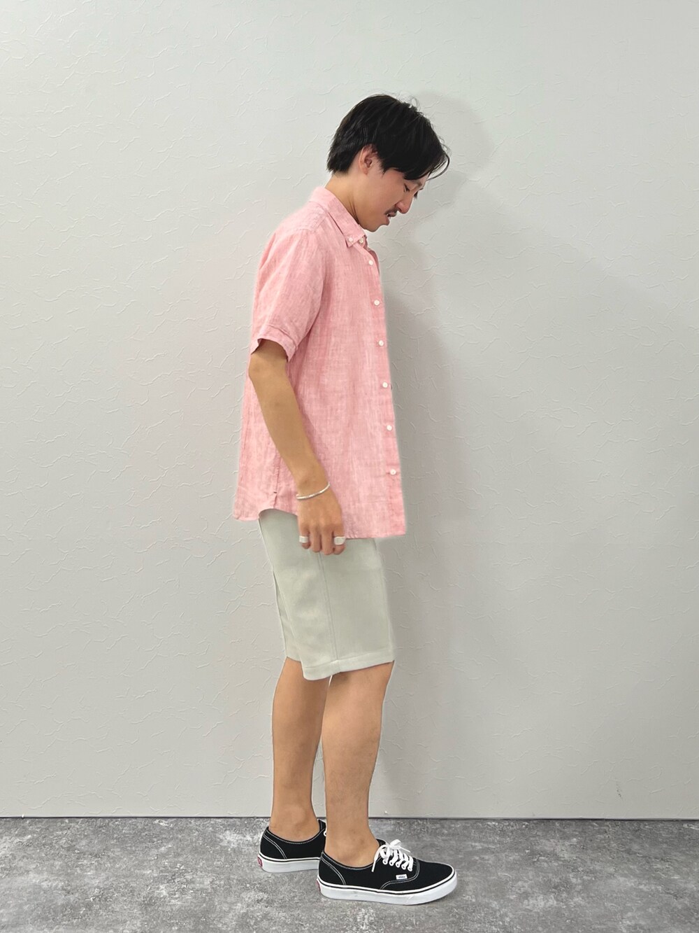 レッド系のシャツ/ブラウス、ホワイト系のTシャツ/カットソー、グレー系のその他パンツを着用したメンズの夏コーディネートの7枚目の写真