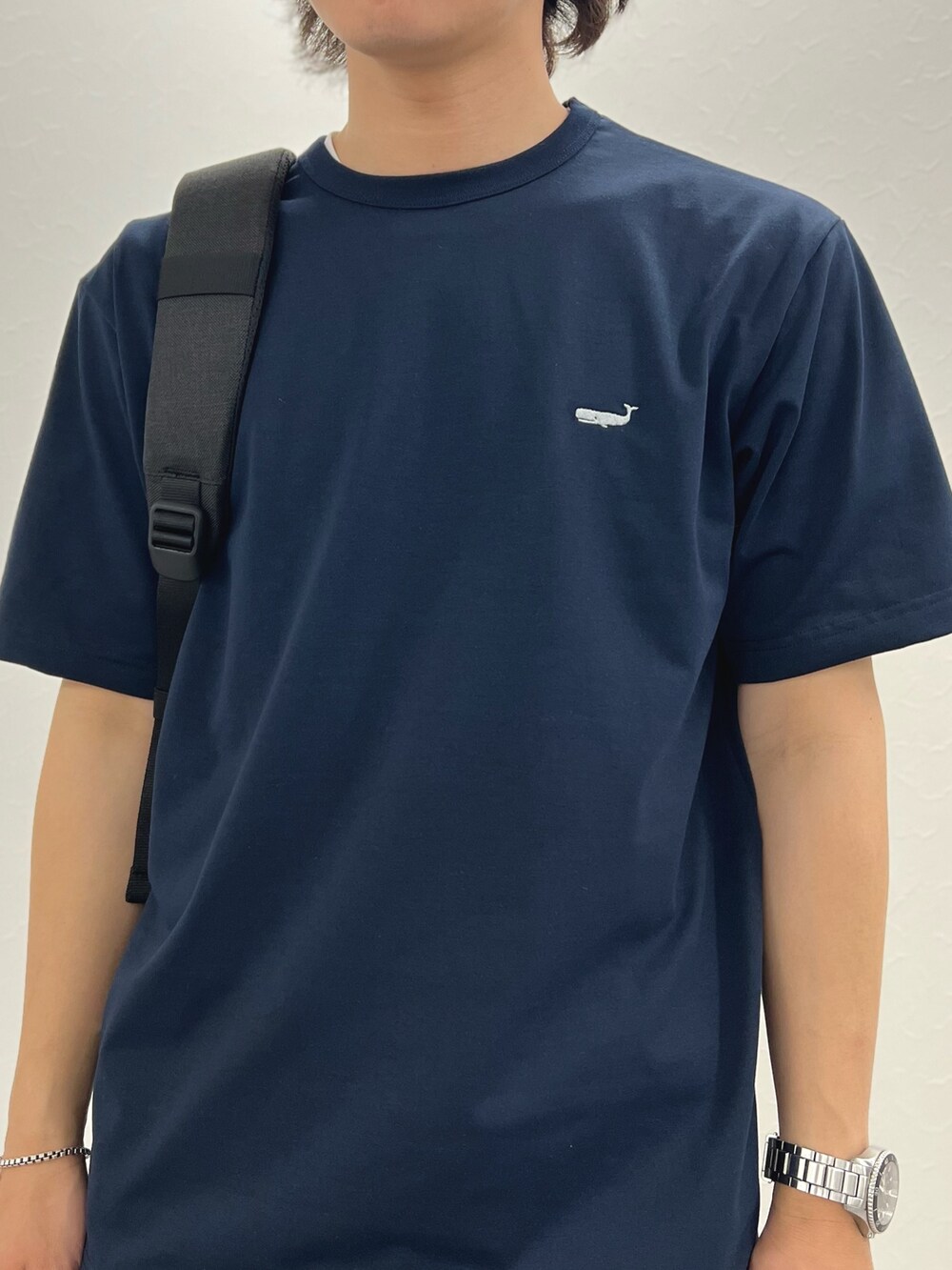 ブルー系のTシャツ/カットソー、ブラック系のバックパック/リュック、グリーン系のその他パンツを着用したメンズの春コーディネートの8枚目の写真