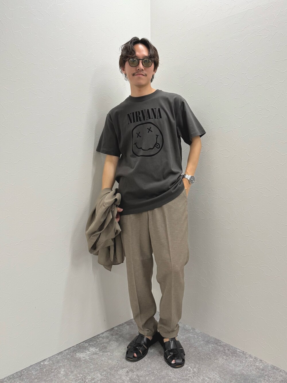 「サンダル、黒Tシャツ、低身長コーデ、Tシャツ、夏コーデ、休日スタイル、オトナカジュアル、シンプルスタイル、カジュアル、カジュアルコーデ、ラフ、リラックススタイル、夏だ！Tシャツ着よう！、プリントT」｜「GOOD ROCK SPEEDの【GOOD ROCK SPEED】別注 アーティスト/企業/ プリントTシャツ 25SS（Tシャツ/カットソー、ブラック系）」を使った、nishiokaさん（メンズ・169cm）の夏コーディネートの3枚目の写真