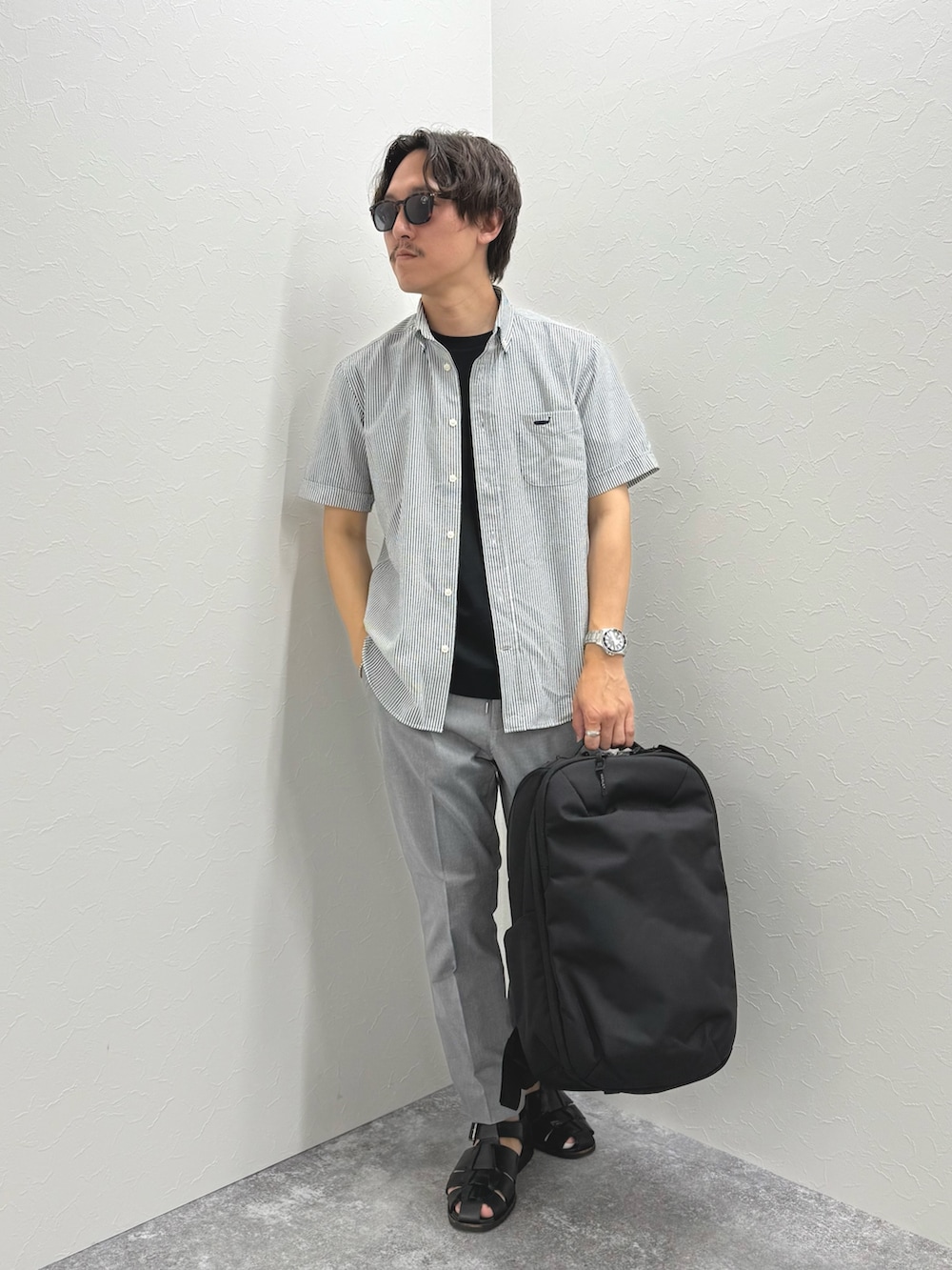 「サングラス、モノトーン、シャツスタイル、黒Tシャツ、Tシャツ、お出かけコーデ、淡色コーデ、きれいめカジュアル、レイヤードスタイル、シンプルコーデ、夏コーデ、半袖シャツ、夏、カジュアル、バッグ」|「NOLLEY’Sの【PrimeFlex DotAir】《吸水速乾》ストレッチ クジラ BD S/S 25SS(シャツ/ブラウス、グレー系)」を使った、nishiokaさん(メンズ・169cm)の春コーディネートの2枚目の写真