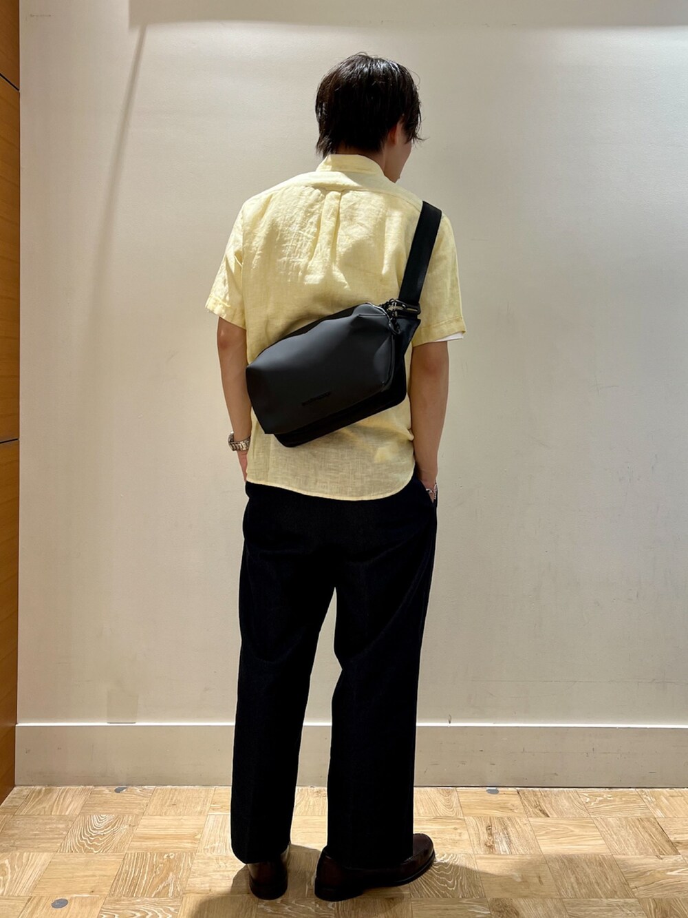 イエロー系のシャツ/ブラウス、ブラック系のショルダーバッグを着用したメンズの夏コーディネートの2枚目の写真