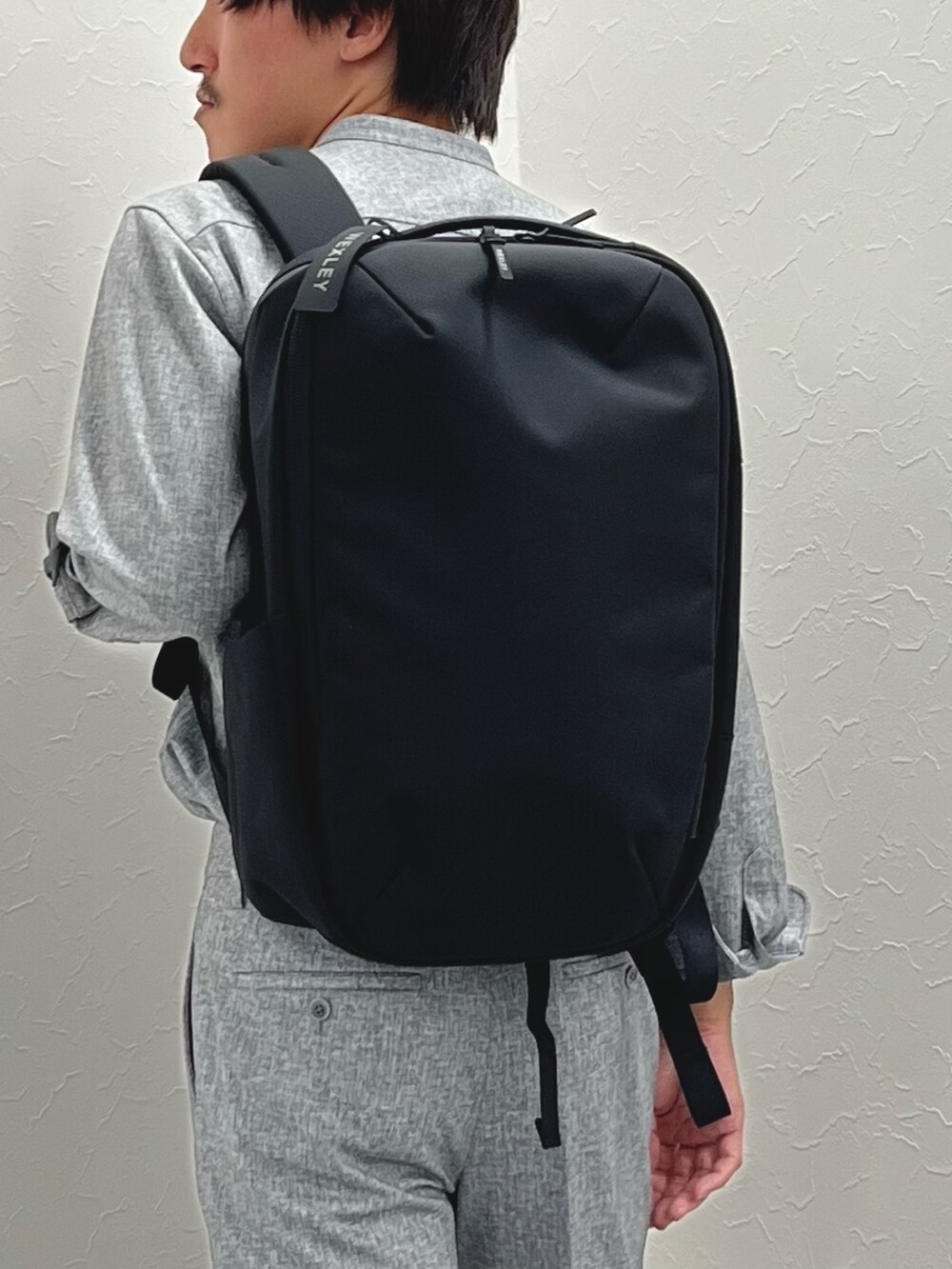 グレー系のその他パンツ、ブラック系のバックパック/リュック、グレー系のシャツ/ブラウスを着用したメンズの夏コーディネートの8枚目の写真