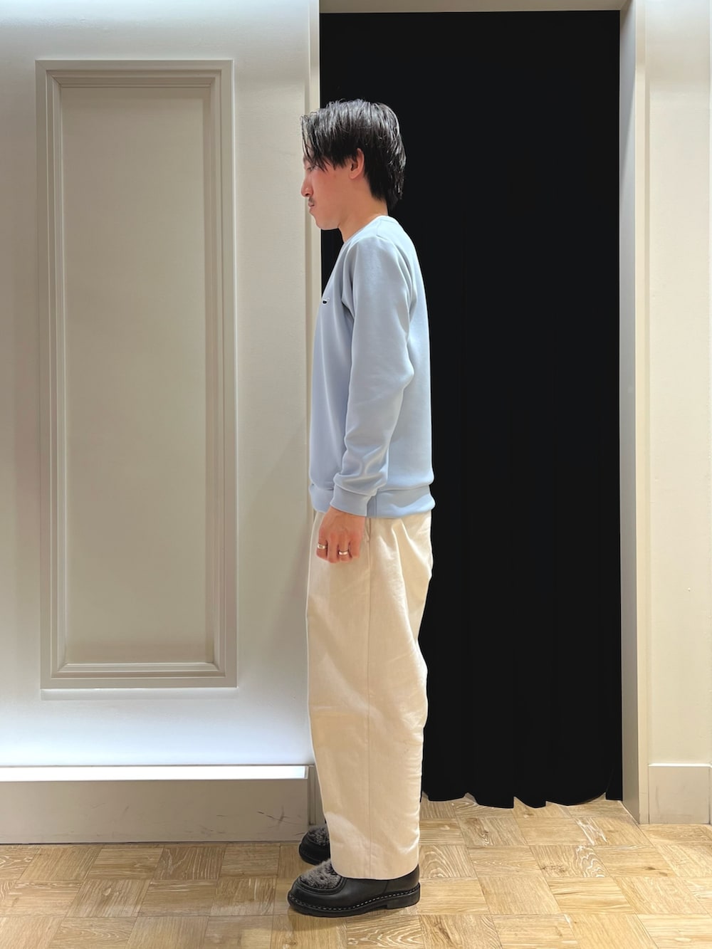 ブルー系のスウェット、ブラック系のショルダーバッグ、ブラック系のシューズを着用したメンズの春コーディネートの3枚目の写真